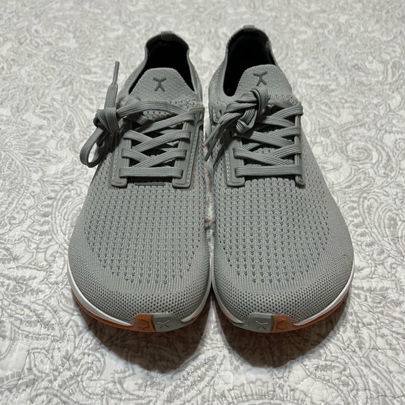 Stylish Gray Men's size 6 or Women’s size 7.5 Sneakers - Picture 1 of 6